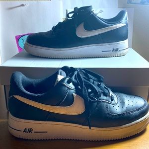 Black and white Air Force 1s. Size 8.5